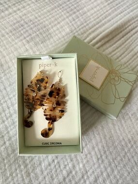 piper·k Tortoiseshell Leaf Dangle Earrings - Brown